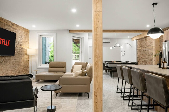 Building Photo - 4276 R. Saint-Denis