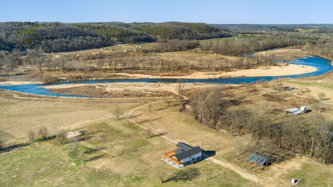 Foto del edificio - 305 Rivercrest Ln