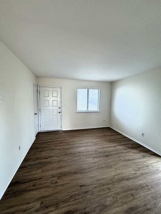 Building Photo - Move-In Special!! 1/2 Off First Month's Rent!!