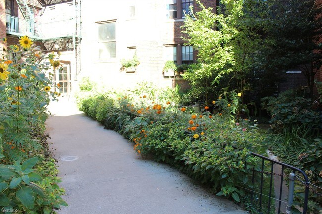 Building Photo - 2752 Bronx Park E