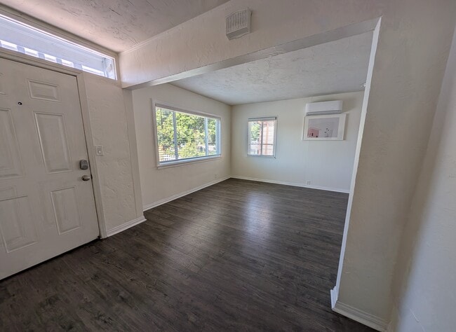 Entryway leads to living/dining room area - 4828 Sawtelle Blvd