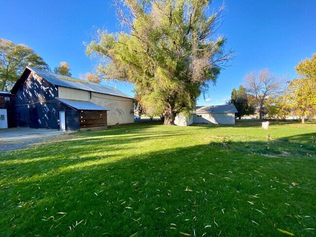 Building Photo - Country Living in West Valley