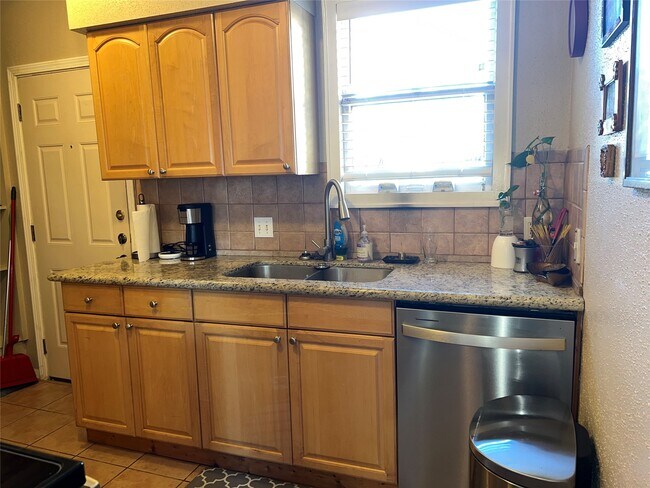 Foto del edificio - 1505 Rosewood St