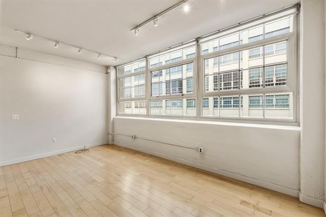 Building Photo - 2600 W 7th St