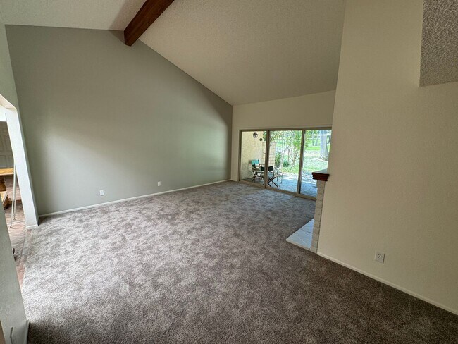 Building Photo - Single story 3 bed 2 bath in gated communi...