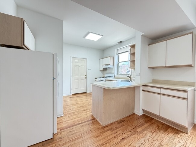 Building Photo - 5817 N Ridge Ave