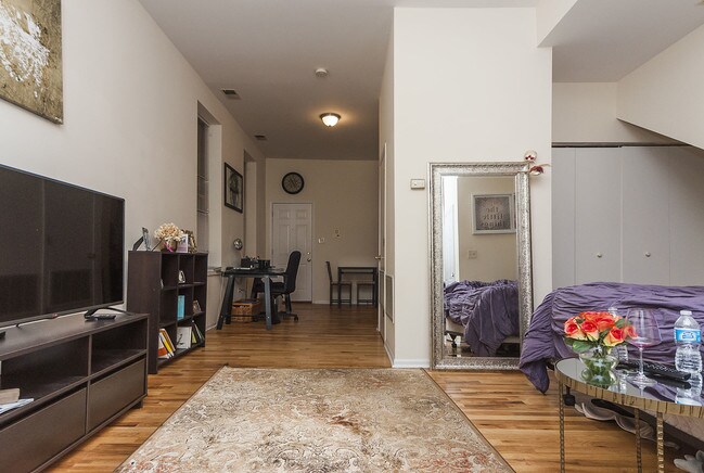 Foto del edificio - 1230 N Greenview Ave