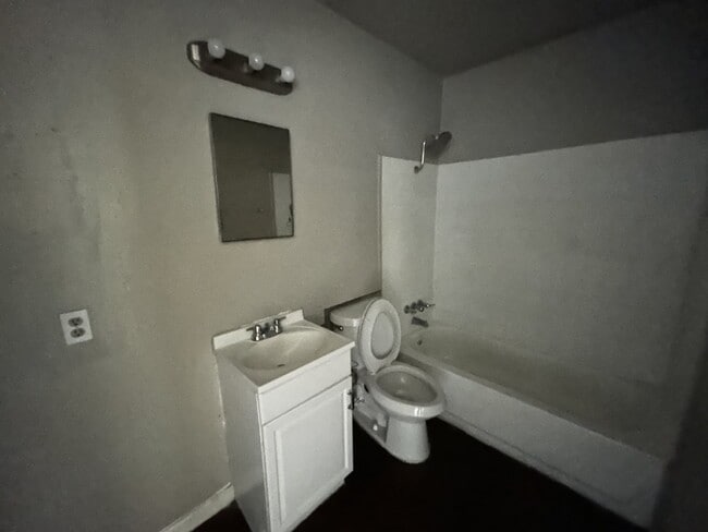 Foto del edificio - Fourplex two bedroom unit is ready to move in in Castle Hill