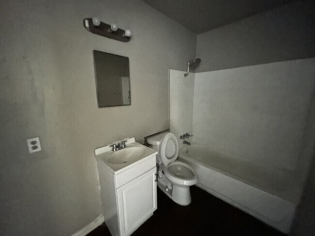 Building Photo - Fourplex two bedroom unit is ready to move in in Castle Hill