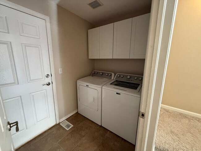 Foto del edificio - Newly updated 2 story townhome with single car garage in Littleton