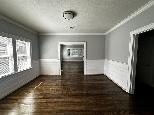 Building Photo - 3/1 Charmer in Owen Park!