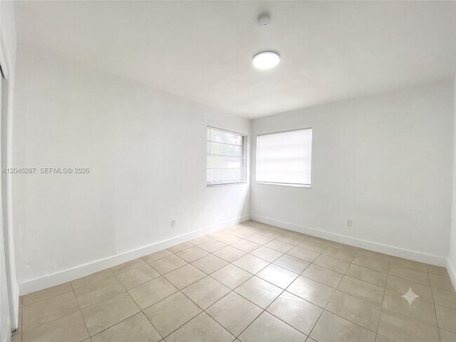 Foto del edificio - 120 NE 55th St