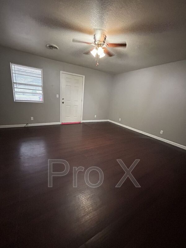 Foto del edificio - 1303 E 9th St