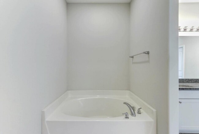 Building Photo - 111 Greeenbriar Dr