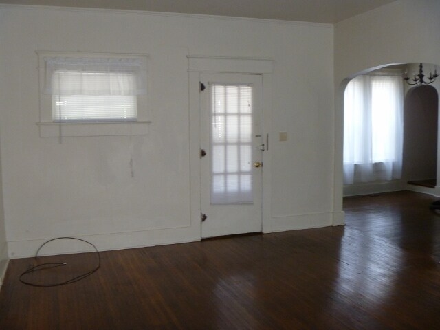 Puerta de entrada, sala de estar - 124 N F St