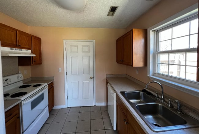 Building Photo - 3Bed/2Bath 1300 sq ft home!
