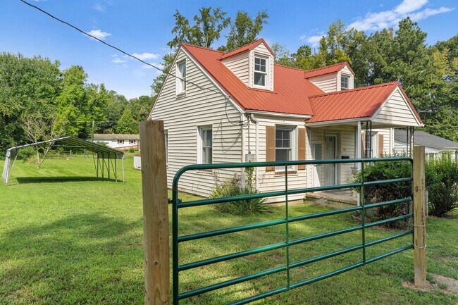 Building Photo - Newly Remodeled 3-Bedroom Home in Town of Blackstone!