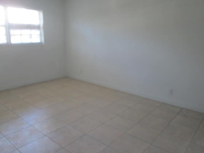 Foto del edificio - 405 N Cypress Dr