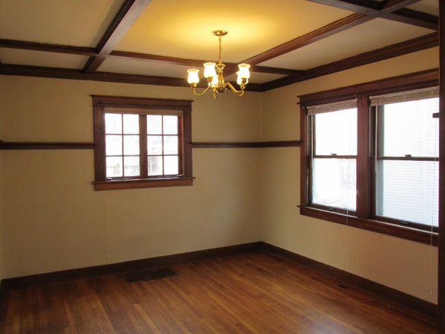 Building Photo - 1206 SW Boswell Ave