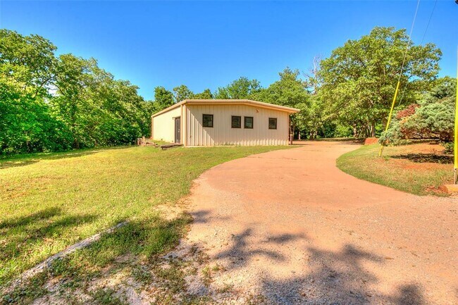 Building Photo - 8000 N Harrah Rd