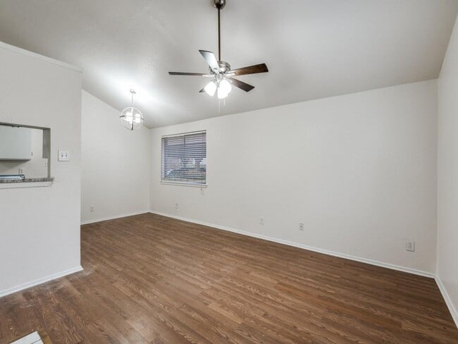 Building Photo - Newly Renovated Two Bedroom Condo in Carrollton!
