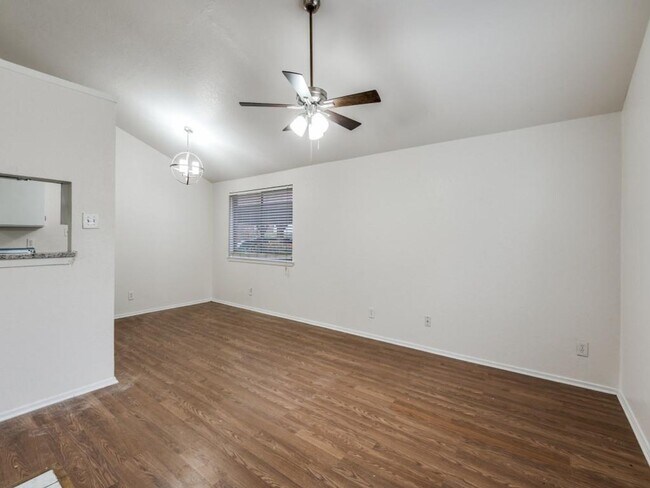 Foto del edificio - Newly Renovated Two Bedroom Condo in Carrollton!