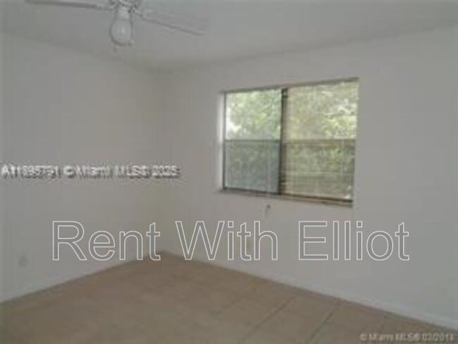 Building Photo - 650 S Park Rd