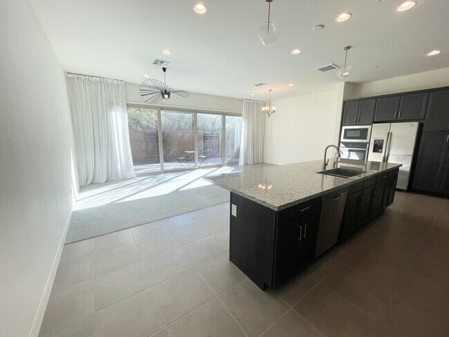 Building Photo - STUNNING 3 BEDROOM, 2.5 BATH TOWNHOUSE IN ...