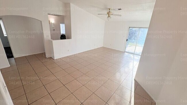 Foto del edificio - 4 bedroom 2 bathroom home located near S. H St/ Berkshire Rd