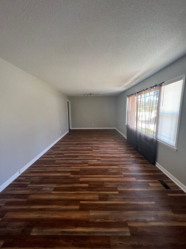 Foto del edificio - 890 Bedrock Dr