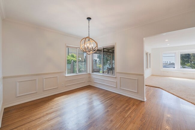 Building Photo - Location, location, location! Wonderful 3-...