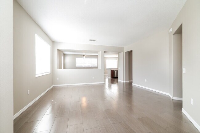 Foto del edificio - 2053 Bearing Ln