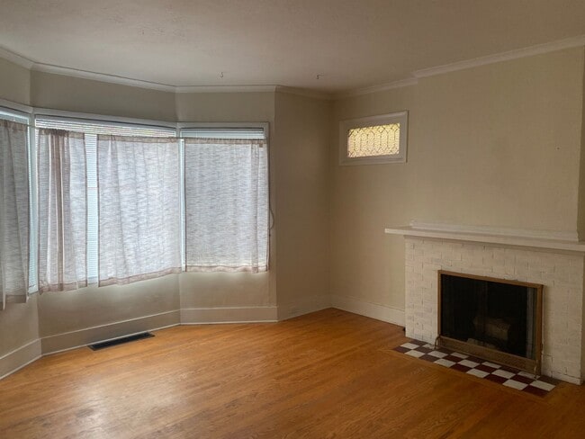 Building Photo - Spacious Single Level Apartment Near Downtown