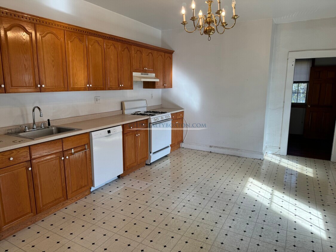Primary Photo - 17 Bigelow St