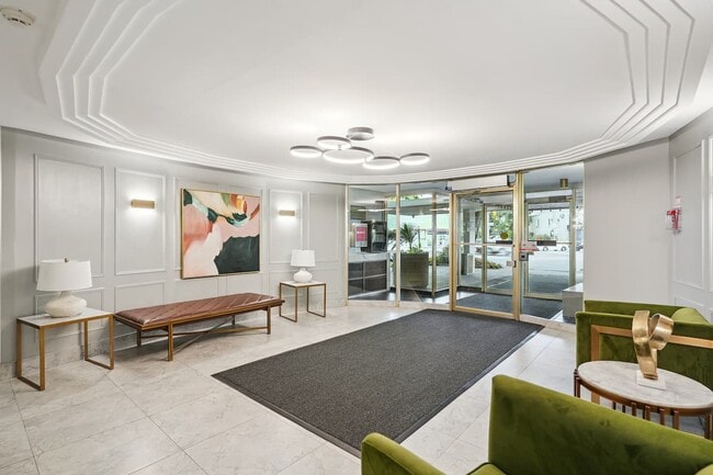 Photo du bâtiment - Chaplin Crescent Apartments