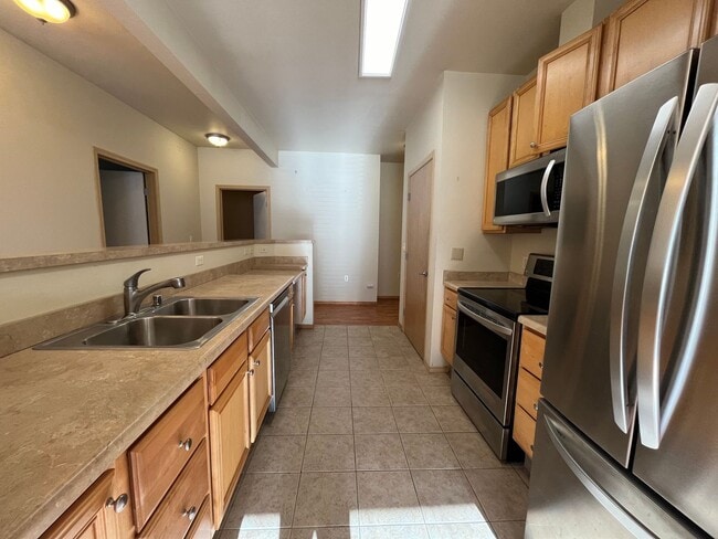 Building Photo - Bright 3 Bedroom Condo at the Darby Estates