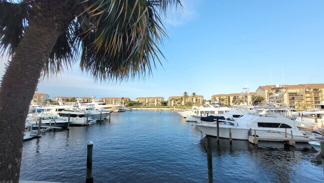 Building Photo - 2401 Marina Isle Way
