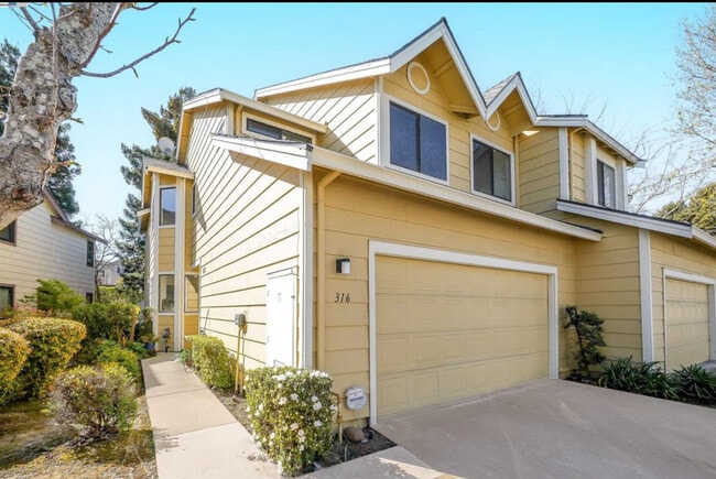 Building Photo - 316 Del Monte Way