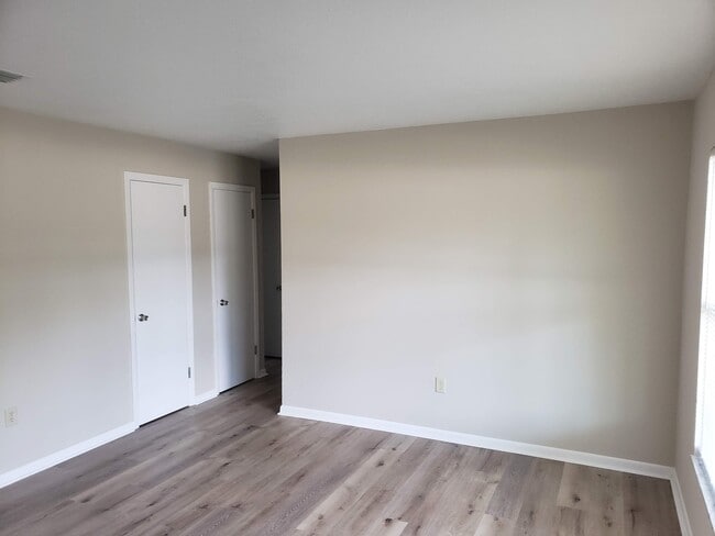 Building Photo - 3 bed, 1.5 bath corner lot