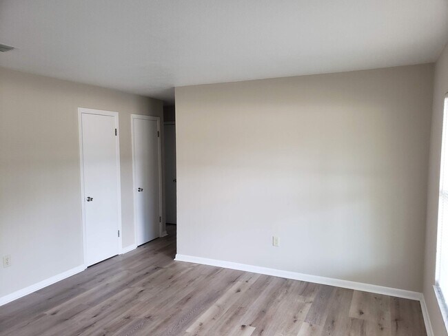 Foto del edificio - 3 bed, 1.5 bath corner lot