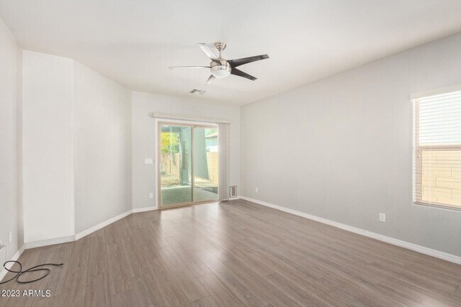 Foto del edificio - 1649 W Straight Arrow Ln