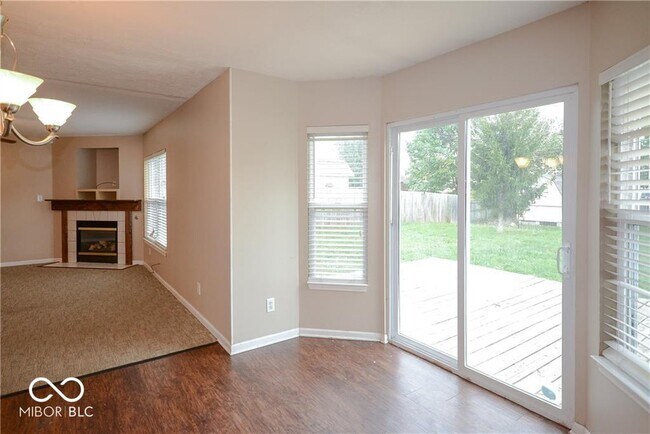 Área de desayuno que conduce a la terraza. - 4327 Mahogany Dr