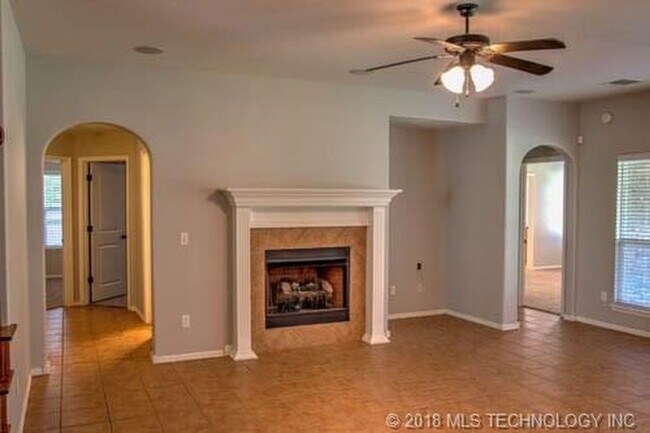 Foto del edificio - Schedule a tour today! Jenks Luxury Next T...