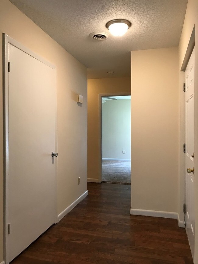 Building Photo - 1 Bed, 1 Bath - Apartment