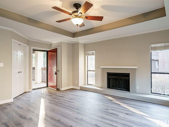 Sala de estar y entrada - 622 New Kent Plz