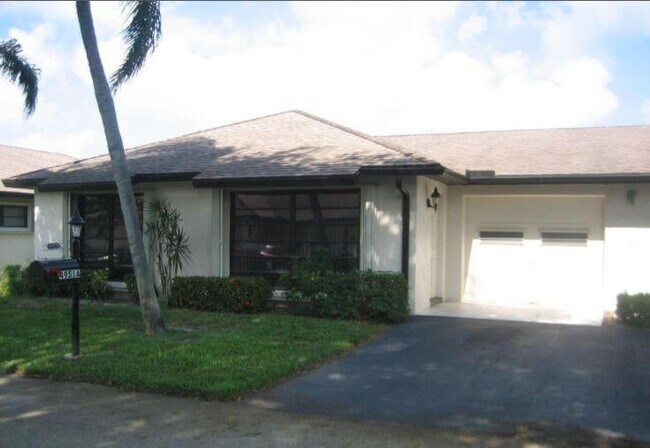 Foto del edificio - 4941 Dovewood Rd