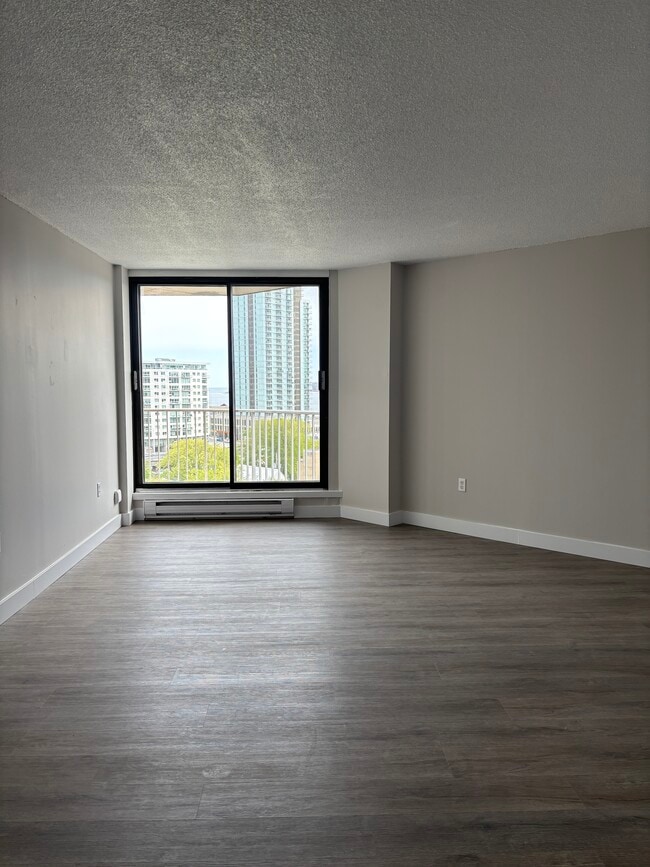 Building Photo - SPACIOUS TWO BEDROOM TWO BATHROOM APARTMENT AVAILABLE- DOWNTOWN DARTMOUTH