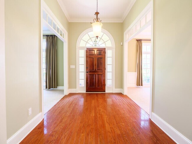 Building Photo - 4610 Ridgeview Cir