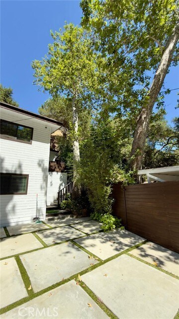 Foto del edificio - 1216 N Beverly Glen Blvd