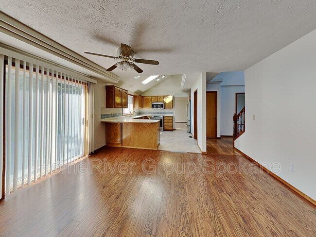 Building Photo - 1024 E Brierwood Ct
